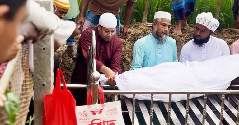 কবরে মরদেহ নামানোর মুহূর্তে তথ্য প্রতিমন্ত্রী